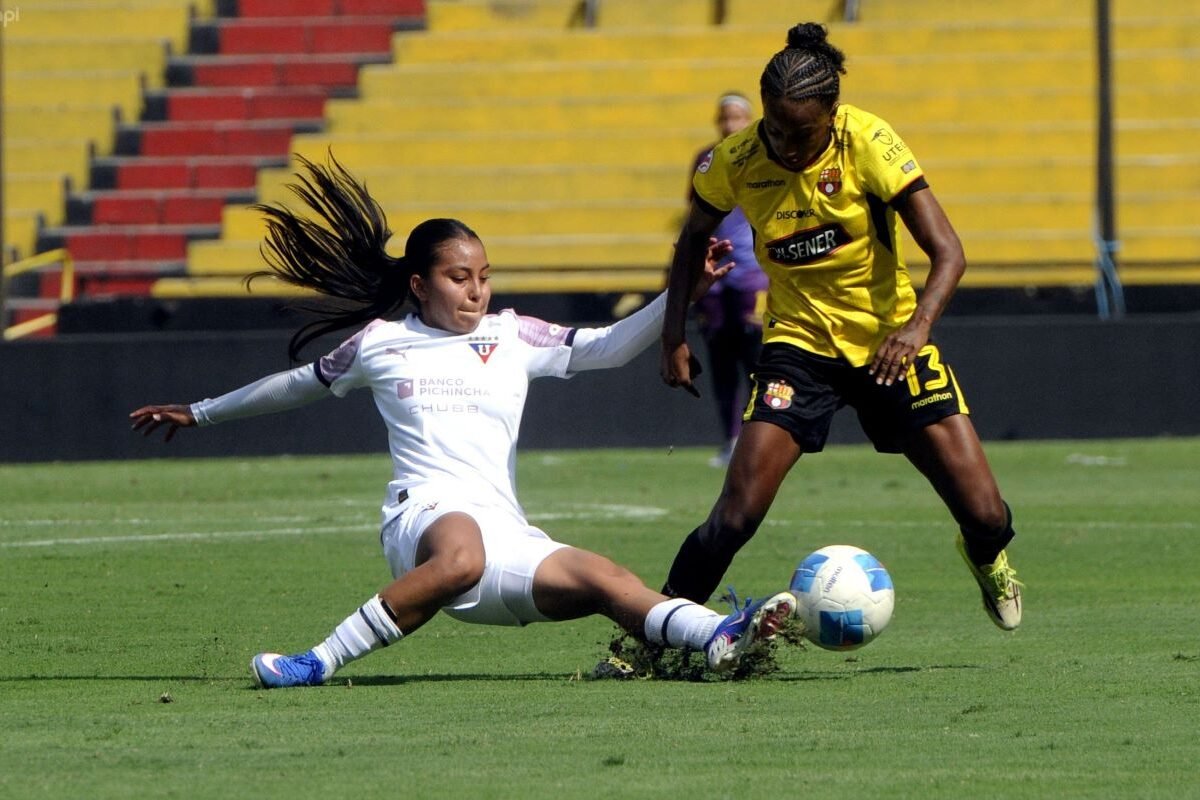 Guerreras Albas y Barcelona SC jugaron en el Monumental. Foto: API