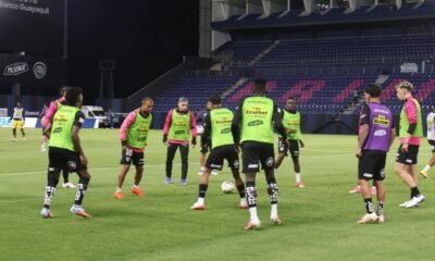 Plantilla de IDV calentando previo al partido contra Delfín. Foto: API
