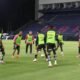 Plantilla de IDV calentando previo al partido contra Delfín. Foto: API