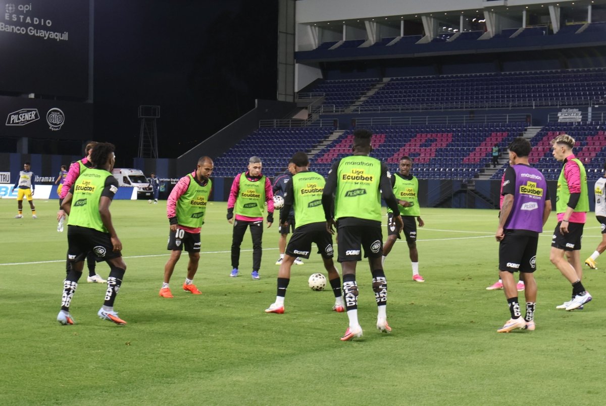 Plantilla de IDV calentando previo al partido contra Delfín. Foto: API