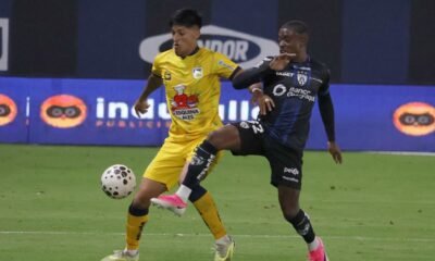 Franco Ayunta, de Delfín, y Jhegson Méndez, de IDV, en la disputa de un balón. Foto: API