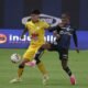 Franco Ayunta, de Delfín, y Jhegson Méndez, de IDV, en la disputa de un balón. Foto: API
