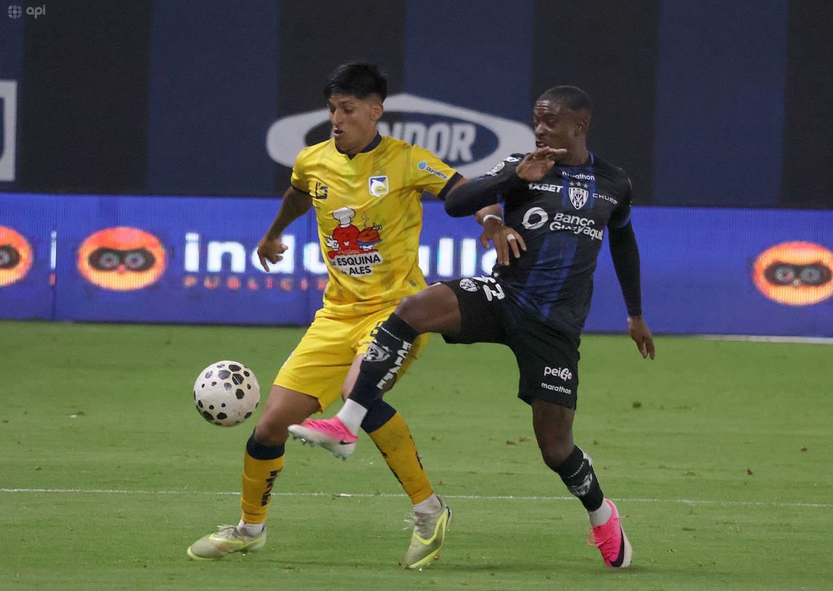 Franco Ayunta, de Delfín, y Jhegson Méndez, de IDV, en la disputa de un balón. Foto: API