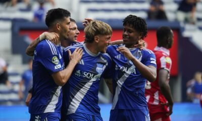 Luca Klimowicz festeja el gol junto a sus compañeros. Foto: API