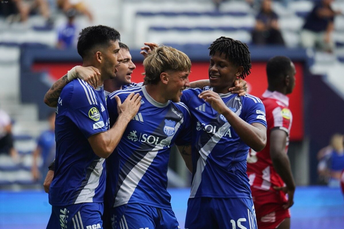Luca Klimowicz festeja el gol junto a sus compañeros. Foto: API