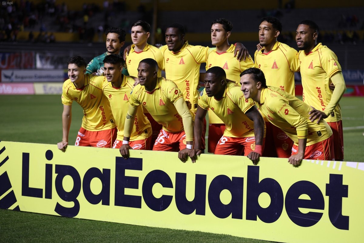 Plantilla de Aucas en su partido ante Liga de Quito. Foto: API