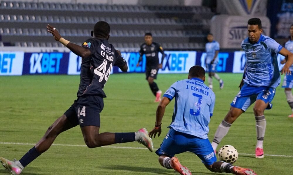 Eric Valencia, jugador de Universidad Católica, bloqueando un remate de John Jiménez, jugador de Macará. Foto: API