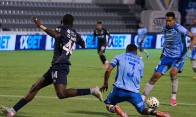 Eric Valencia, jugador de Universidad Católica, bloqueando un remate de John Jiménez, jugador de Macará. Foto: API