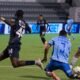 Eric Valencia, jugador de Universidad Católica, bloqueando un remate de John Jiménez, jugador de Macará. Foto: API