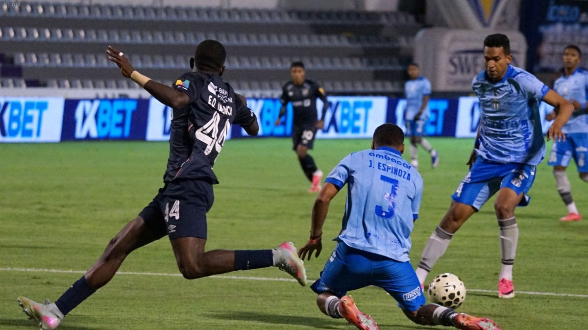 Eric Valencia, jugador de Universidad Católica, bloqueando un remate de John Jiménez, jugador de Macará. Foto: API