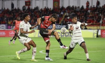 Ronny Biojó, de Mushuc Runa, bloqueando un tiro de Mateo Klimowicz, de Deportivo Cuenca. Foto: API