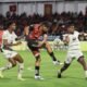 Ronny Biojó, de Mushuc Runa, bloqueando un tiro de Mateo Klimowicz, de Deportivo Cuenca. Foto: API