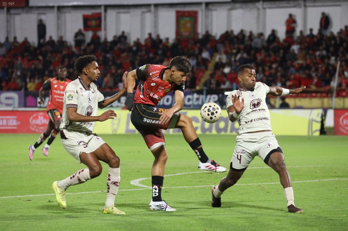 Ronny Biojó, de Mushuc Runa, bloqueando un tiro de Mateo Klimowicz, de Deportivo Cuenca. Foto: API