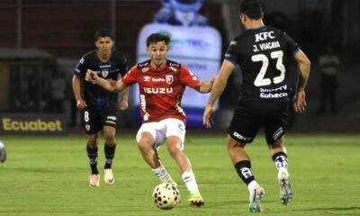 Emiliano Griffa, de Leones FC y Juan Viacava, de IDV. Foto: API