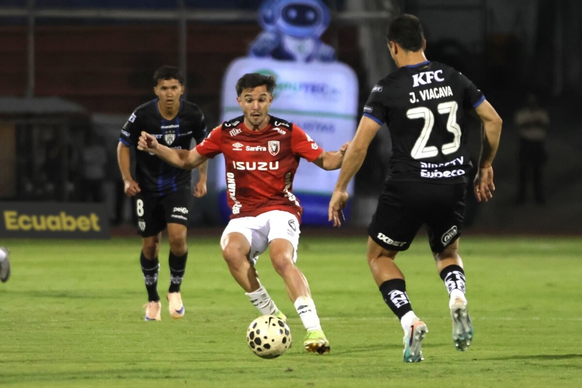 Emiliano Griffa, de Leones FC y Juan Viacava, de IDV. Foto: API