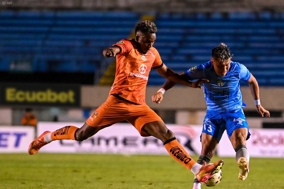 Anthony Cheré, de Libertad FC, y Luis Ayala, de Macará, disputando un balón. Foto: API
