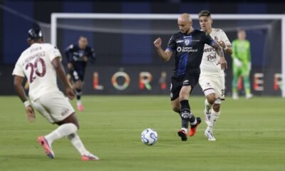 Carlos González, de IDV, frente a Junior Hernández, de Deportes Tolima. Foto: API