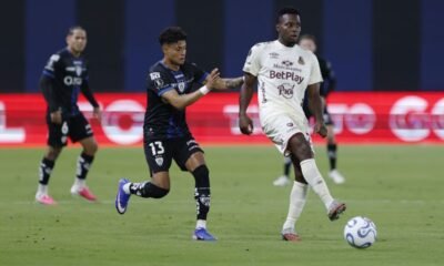 Daykol Romero, de IDV, con Anderson Angulo, de Deportes Tolima. Foto: API