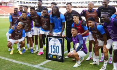 Ricardo Adé junto con sus compañeros en su homenaje por cumplir 150 partidos con la camiseta de Liga de Quito. Foto: API