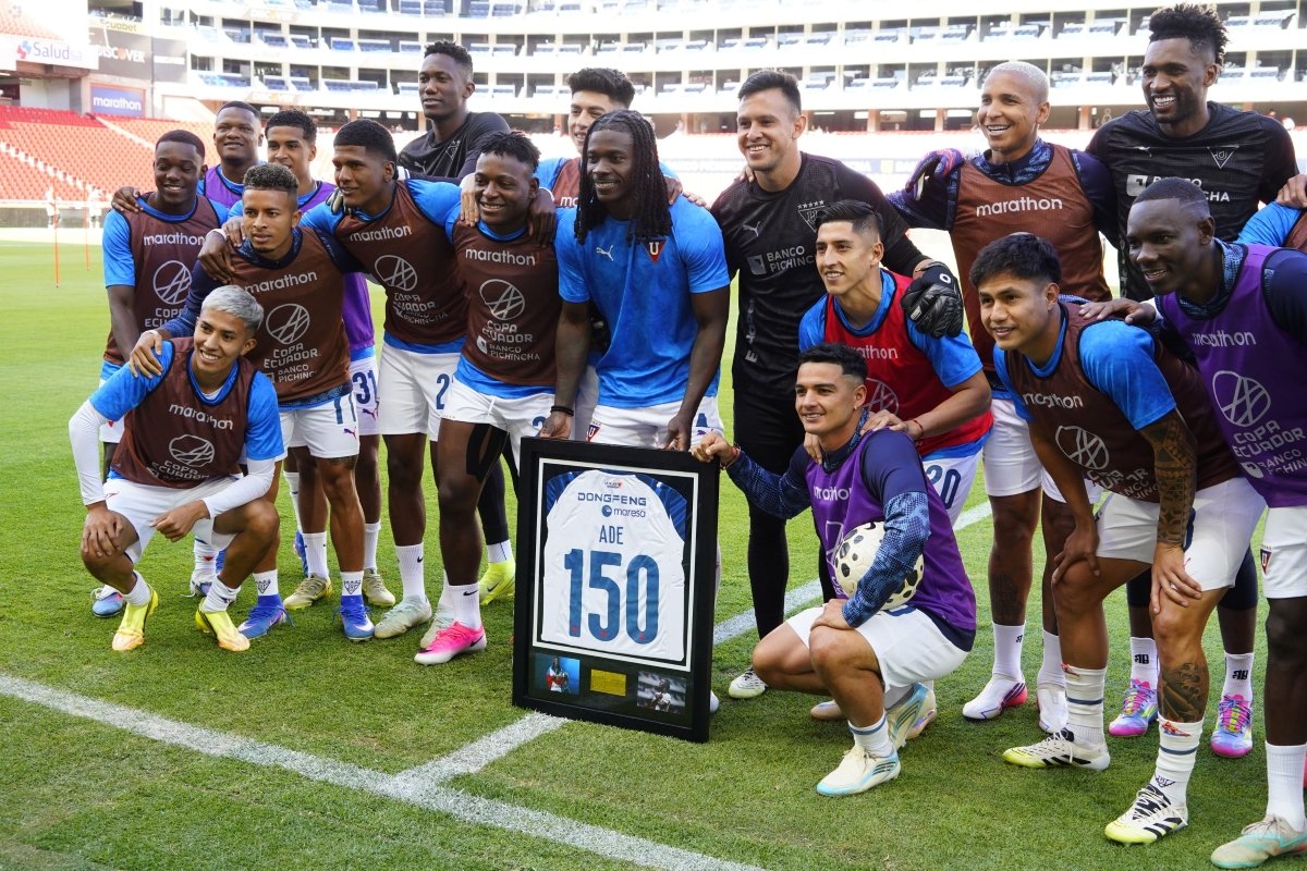 Ricardo Adé junto con sus compañeros en su homenaje por cumplir 150 partidos con la camiseta de Liga de Quito. Foto: API