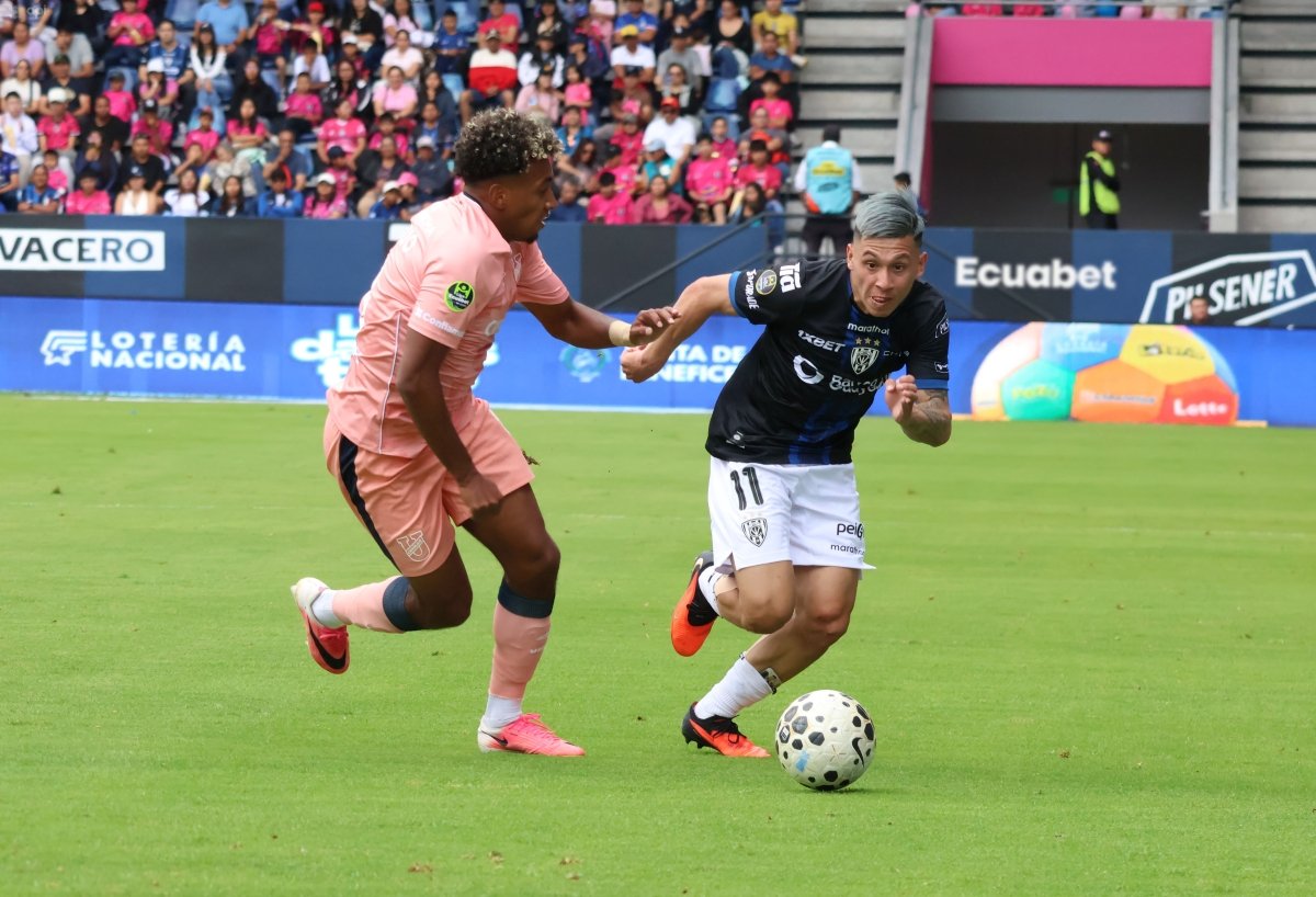 Matías Perelló, de IDV, con Emiliano Clavijo, de Católica. Foto: API