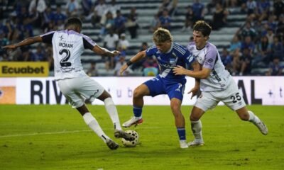 Jordan Moran y Brian Kreiman, de Leones FC, marcan a Luca Klimowicz, de Emelec. Foto: API