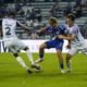Jordan Moran y Brian Kreiman, de Leones FC, marcan a Luca Klimowicz, de Emelec. Foto: API