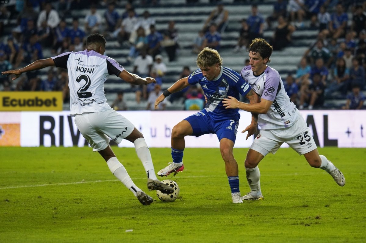 Jordan Moran y Brian Kreiman, de Leones FC, marcan a Luca Klimowicz, de Emelec. Foto: API