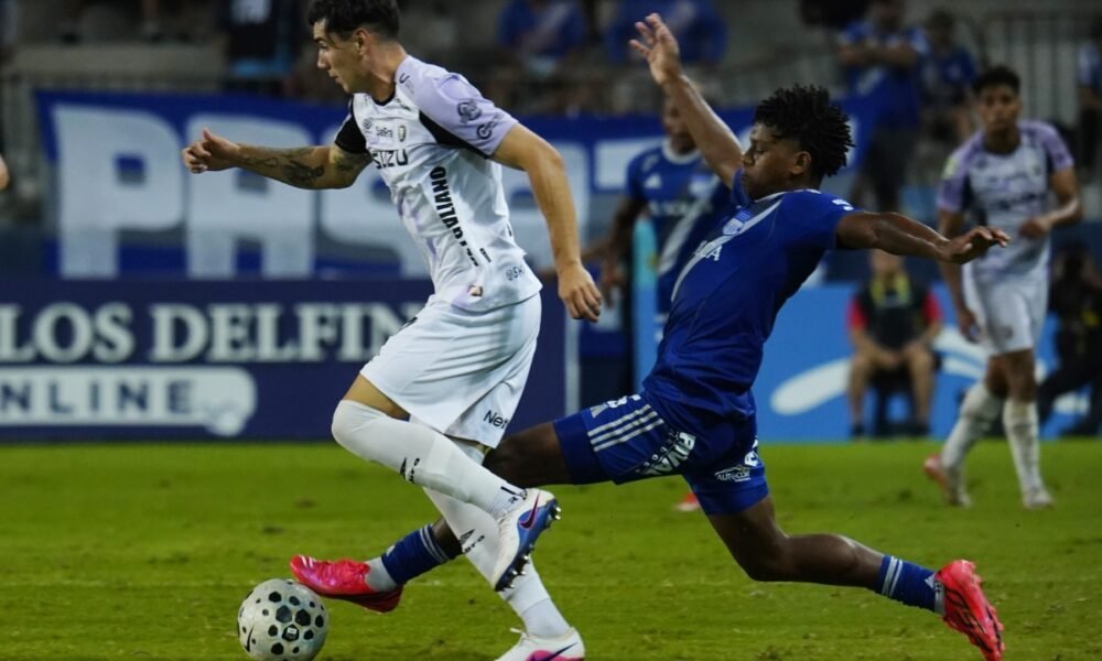 Luis Fragozo, de Emelec, marca a Mauro Luque, de Leones FC. Foto: API