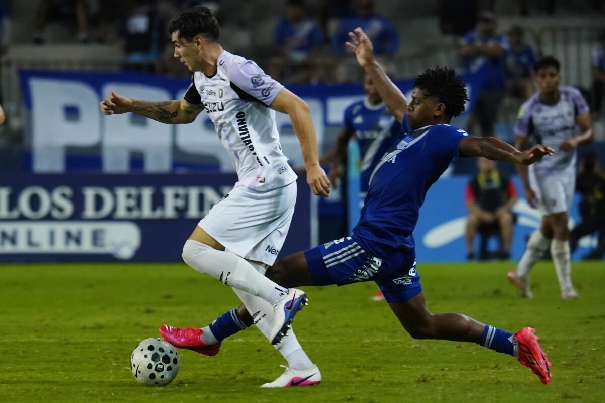 Luis Fragozo, de Emelec, marca a Mauro Luque, de Leones FC. Foto: API