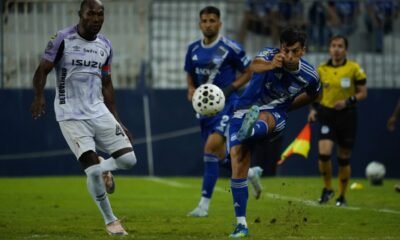 Ignacio Guerrico, de Emelec, centra un balón. Foto: API