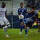 Ignacio Guerrico, de Emelec, centra un balón. Foto: API