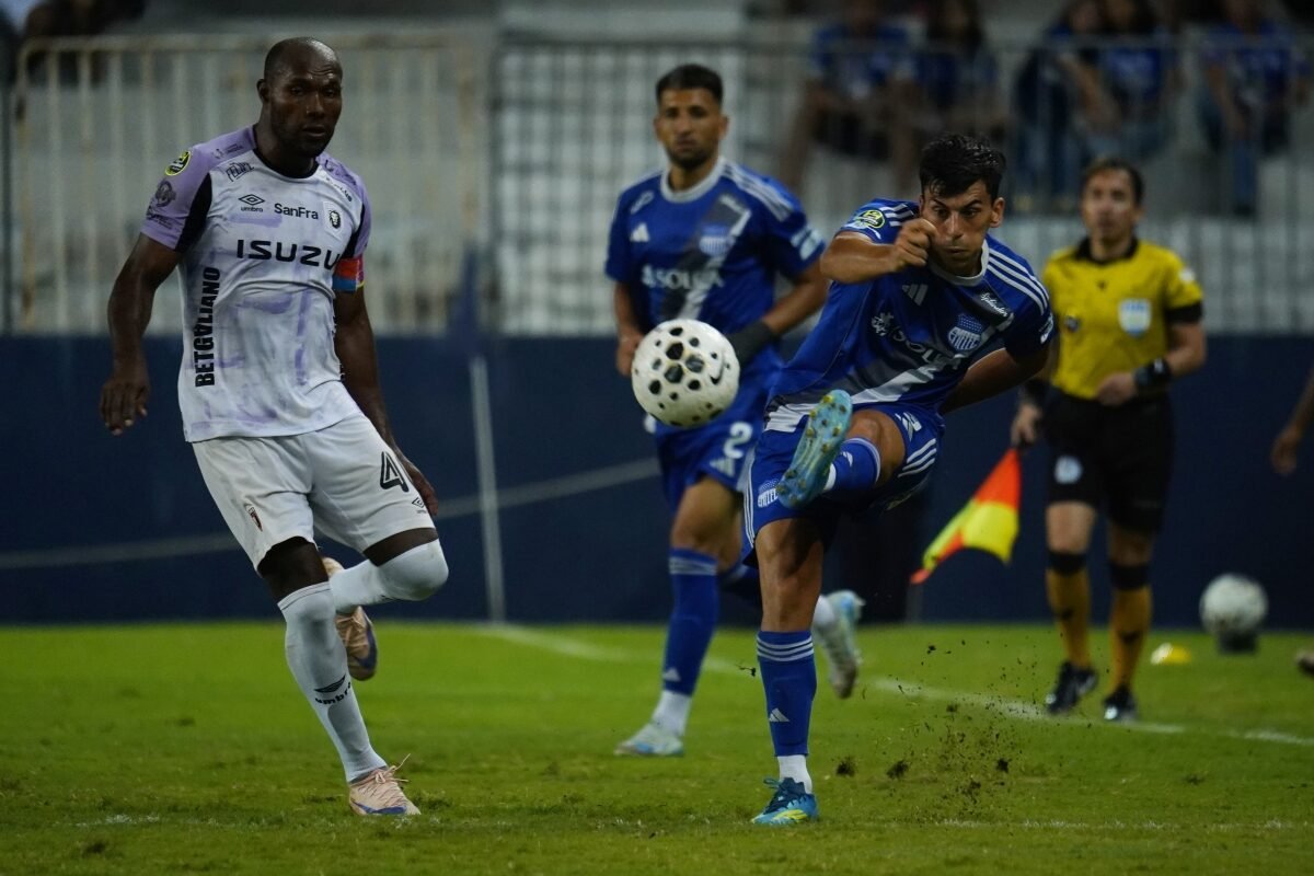 Ignacio Guerrico, de Emelec, centra un balón. Foto: API