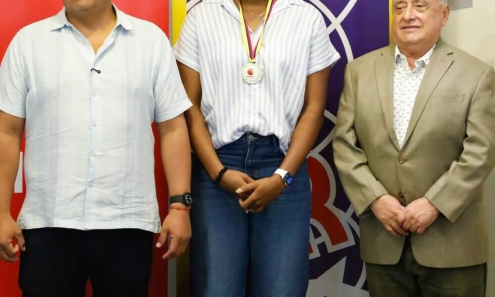 Blanquita Quiñónez con José Arévalo, gobernador del Guayas, y kléber Chica, de AER. Foto: Cortesía