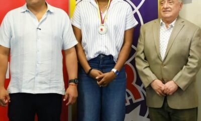 Blanquita Quiñónez con José Arévalo, gobernador del Guayas, y kléber Chica, de AER. Foto: Cortesía