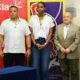 Blanquita Quiñónez con José Arévalo, gobernador del Guayas, y kléber Chica, de AER. Foto: Cortesía