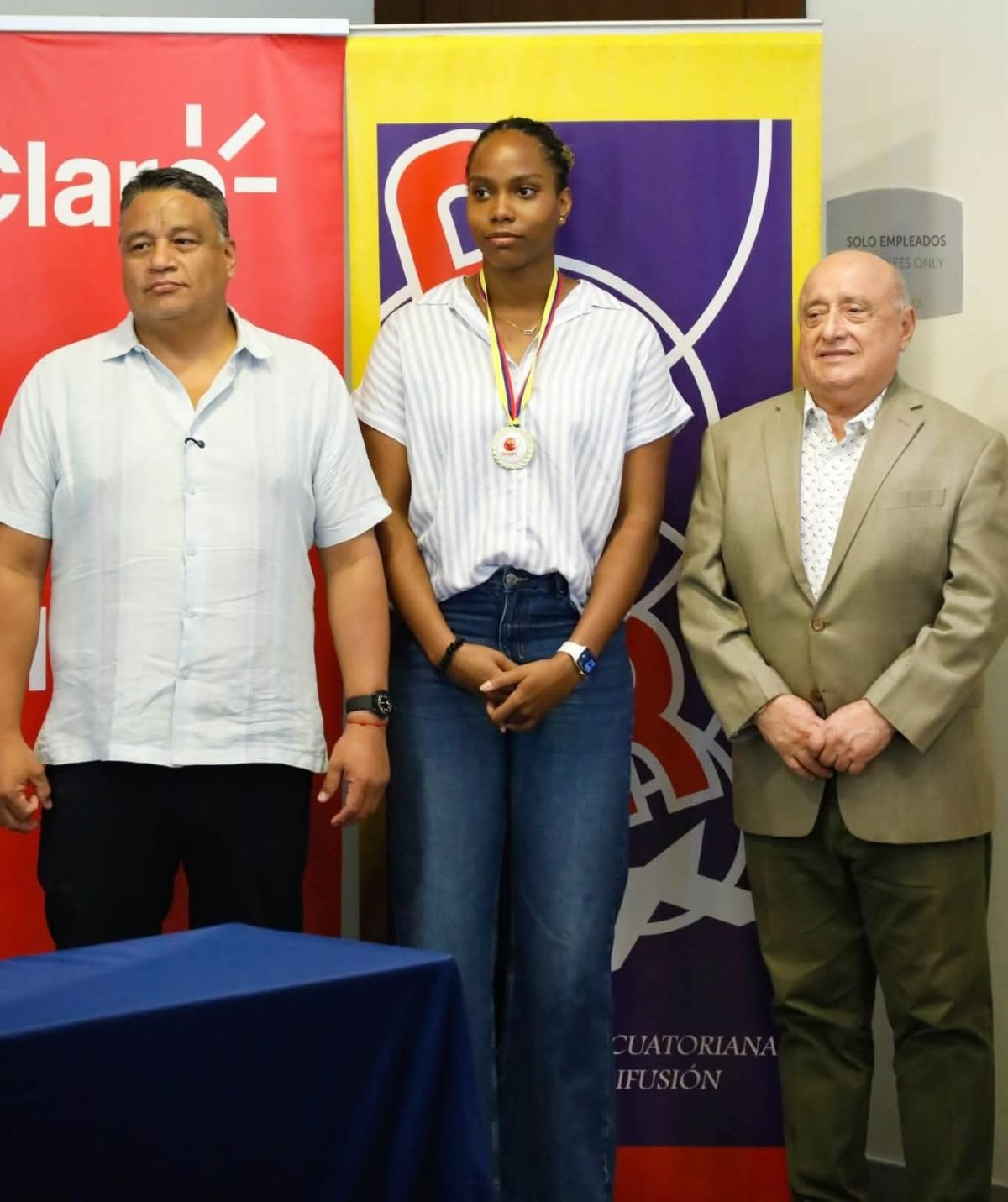 Blanquita Quiñónez con José Arévalo, gobernador del Guayas, y kléber Chica, de AER. Foto: Cortesía