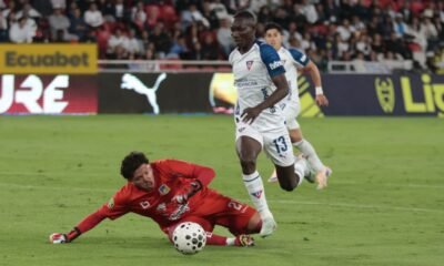 Janner Corozo, de Liga de Quito, se saca la marca del golero Brian Heras, golero del Delfín. Foto: API