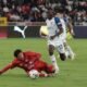 Janner Corozo, de Liga de Quito, se saca la marca del golero Brian Heras, golero del Delfín. Foto: API