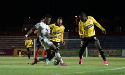 Jefferson Willa, de Barcelona SC, marca a un jugador de Mushuc Runa. Foto: API