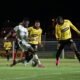 Jefferson Willa, de Barcelona SC, marca a un jugador de Mushuc Runa. Foto: API