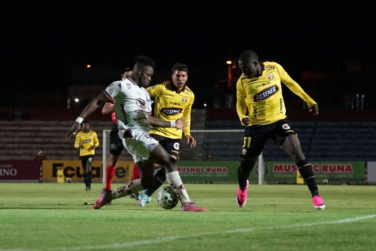 Jefferson Willa, de Barcelona SC, marca a un jugador de Mushuc Runa. Foto: API