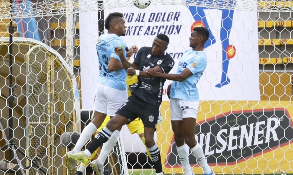 Luis Cangá, de Universidad Católica, disputa el balón con José Angulo, de Manta. Foto: API
