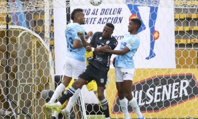 Luis Cangá, de Universidad Católica, disputa el balón con José Angulo, de Manta. Foto: API