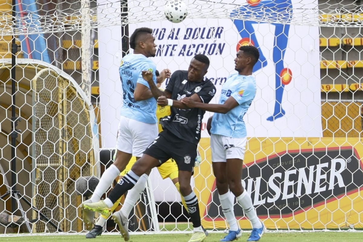 Luis Cangá, de Universidad Católica, disputa el balón con José Angulo, de Manta. Foto: API