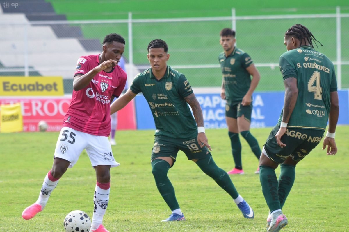 Darwin Guagua (izq.) en un partido de Independiente del Valle contra Orense, en la LigaPro. Foto: API