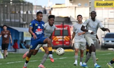Danny Luna, del Delfín, disputa el balón con jugadores de Orense. Foto: API