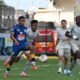 Danny Luna, del Delfín, disputa el balón con jugadores de Orense. Foto: API