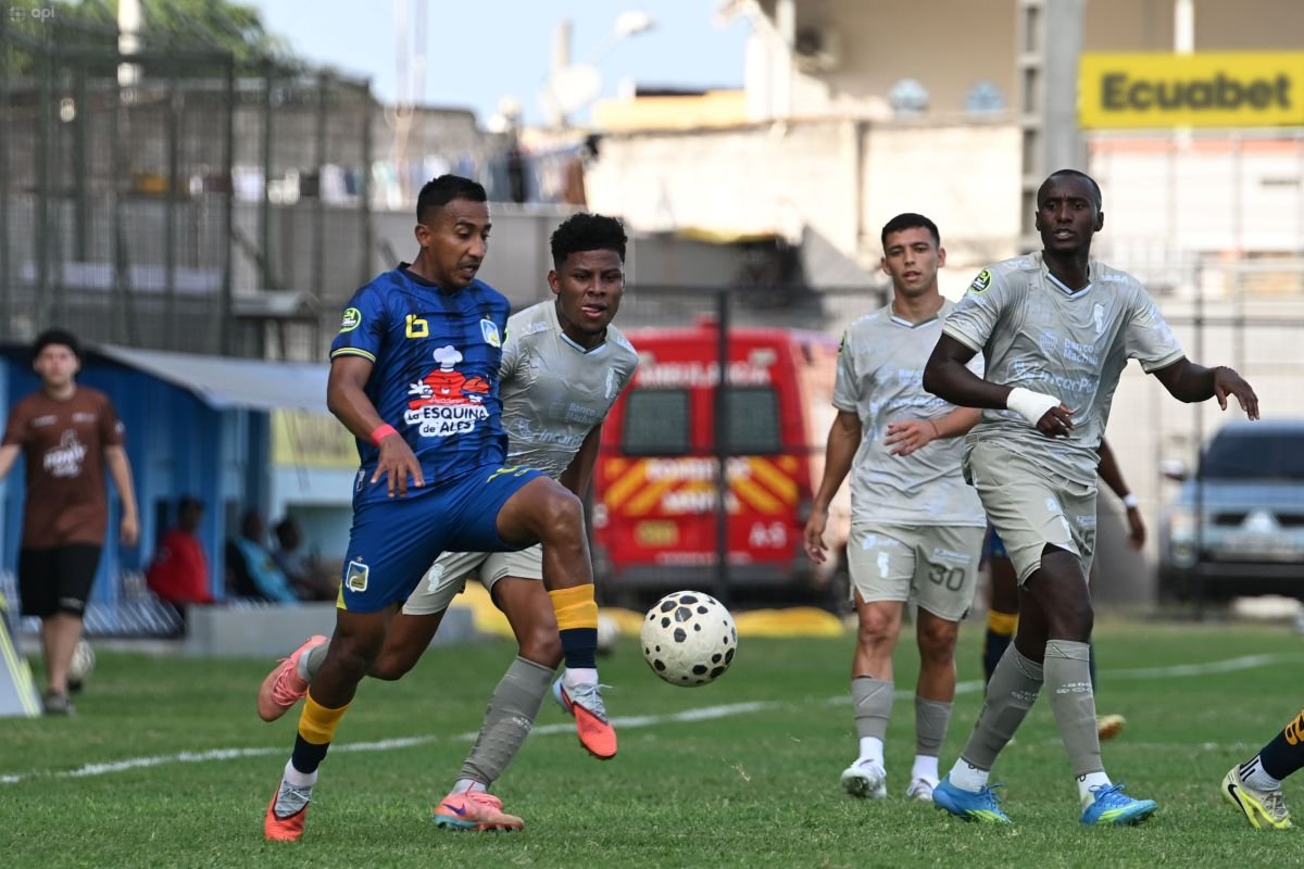 Danny Luna, del Delfín, disputa el balón con jugadores de Orense. Foto: API