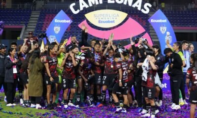 Dragonas IDV festeja con el título de campeona de la Superliga Femenina. Foto: API